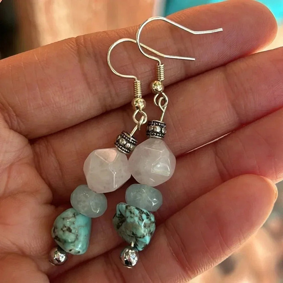 🩷🩵 ✨Handmade rose quartz + dyed howlite + blue quartzite dangle earrings… - Picture 3 of 7